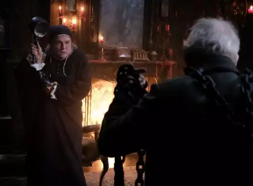 EbenezerAChristmasCarol_134363088209034176_big-cine_deskt.webp